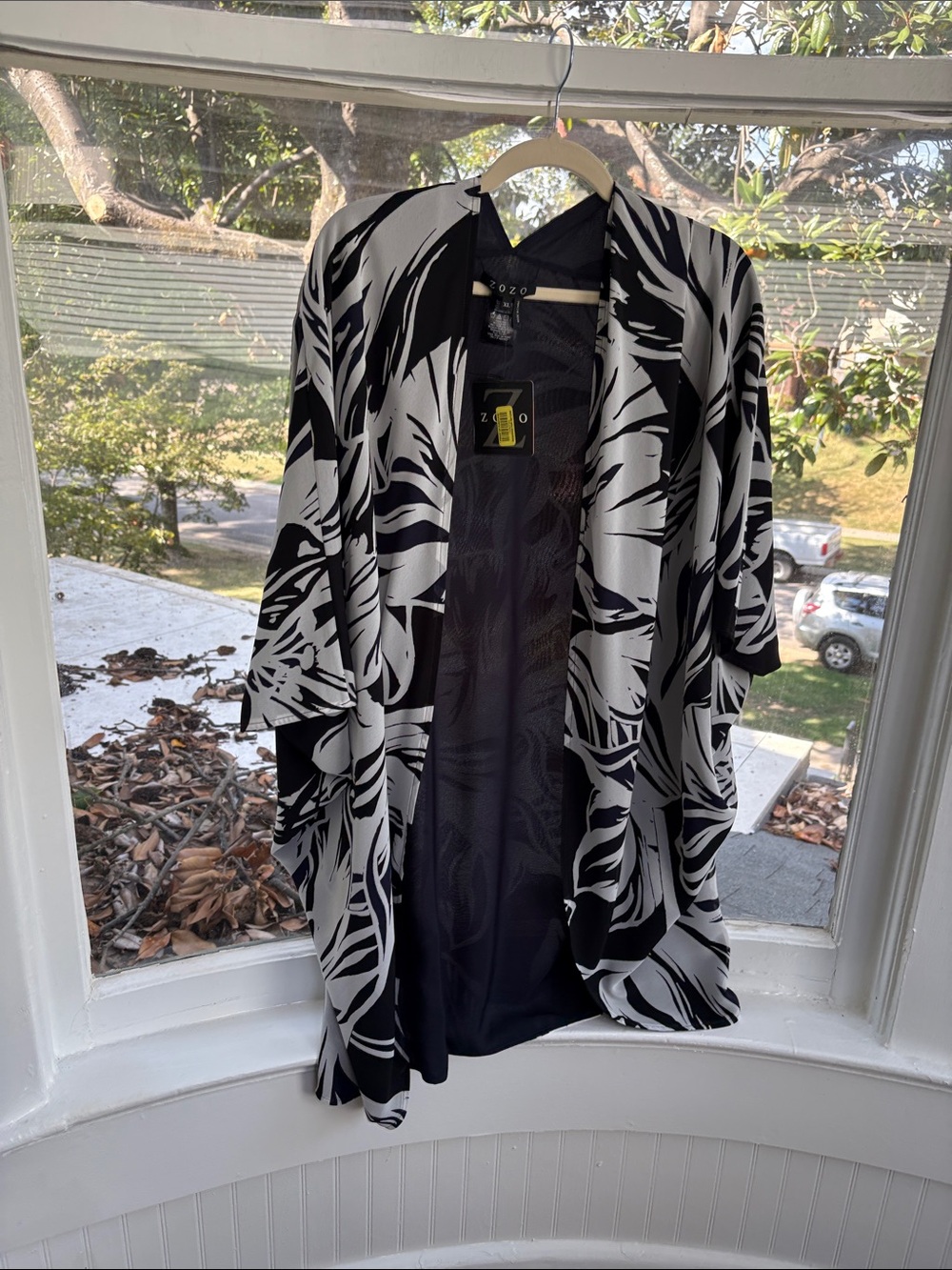 Zozo Black & White Leaf-Print Kimono Cape